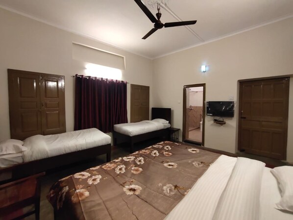 Deluxe Triple Room | Free WiFi, bed sheets