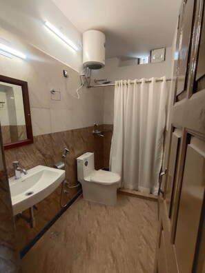 Deluxe Triple Room | Bathroom | Shower, towels, soap, toilet paper