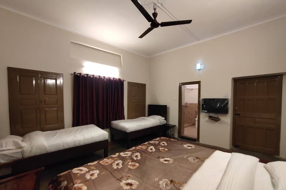 Habitación cuádruple Deluxe | Wifi gratis y ropa de cama