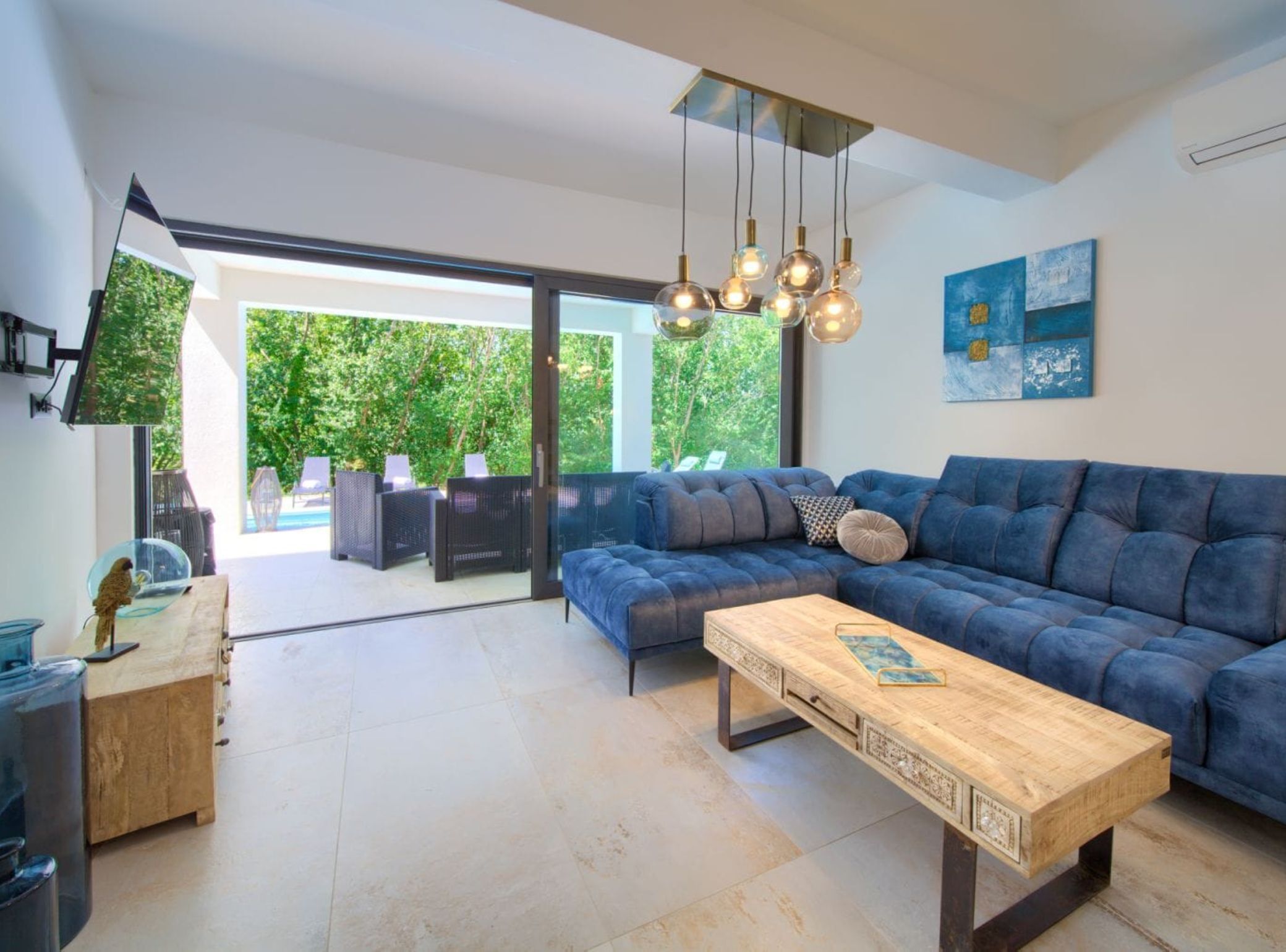 Apartment (Wellness Apartment Modruna) | Living room | 32-inch flat-screen TV with cable channels