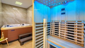 A sauna with a wooden bench and a hot tub. - Wellness Apartment Modruna (Vinodol)