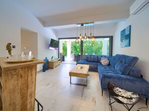 Departamento (Wellness Apartment Modruna) | Sala de estar | Televisión de pantalla plana de 32 pulgadas con canales por cable 