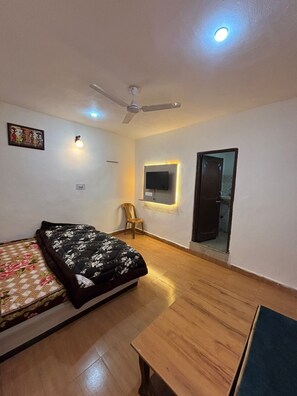 Deluxe Double Room, Balcony, Mountain View | Free WiFi, bed sheets