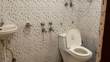 Deluxe Double Room, Balcony, Mountain View | Bathroom