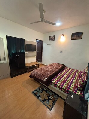 واي فاي مجانًا وملاءات أسرّة