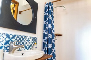 Douche, serviettes fournies, savon, papier toilette