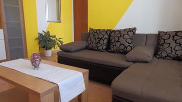 Appartement (One Bedroom Apartment A3) | Salle de séjour | Télévision à écran plat de 32 pouces avec chaßnes par satellite