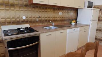 Appartamento (One Bedroom Apartment A3) | Cucina privata | Frigorifero