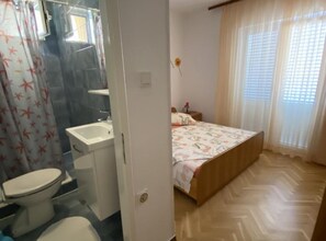 Huoneisto (Three Bedroom Apartment A1) | Kylpyhuone | Suihku, pyyhkeet