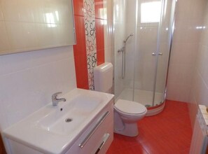 Căn hộ (Two Bedroom Apartment A2) | Phòng tắm | Buồng tắm vòi sen, khăn tắm 