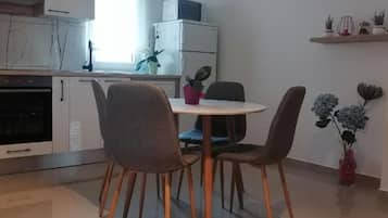 อพาร์ทเมนท์ (Two Bedroom Apartment A2) | ห้องรับประทานอาหาร