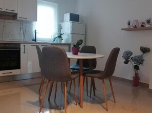 Apartment (Two Bedroom Apartment A2) | Ruang makan
