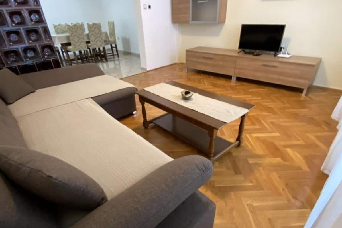 Appartement (Three Bedroom Apartment A1) | Woonkamer | Een 32-inch flatscreentelevisie met satellietzenders