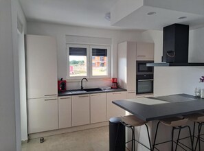 Villa (Villa With Pool) | Cocina privada | Refrigerador 