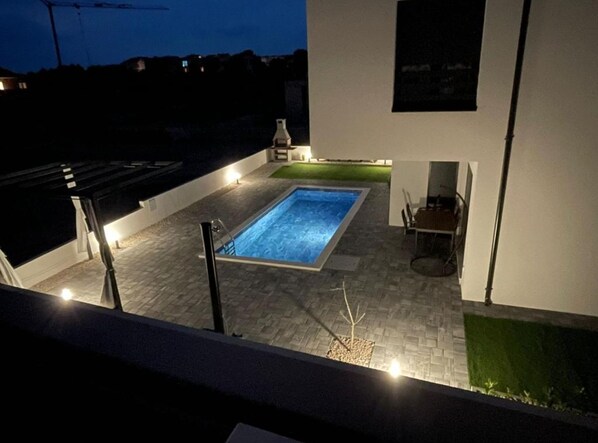 Villa (Villa With Pool) | Alberca | Alberca al aire libre, sombrillas en la alberca y camastros 