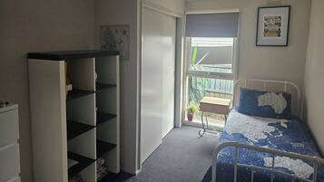 4 habitaciones, tabla de planchar con plancha, wifi y ropa de cama