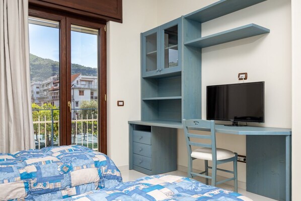 3 bedrooms, desk, iron/ironing board, travel crib