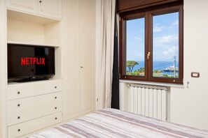 3 habitaciones, escritorio y tabla de planchar con plancha 
