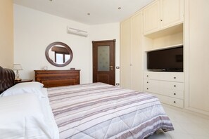 3 chambres, bureau, fer et planche à repasser, lit de bébé portatif