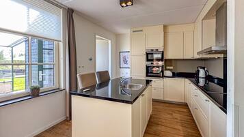 Jääkaappi, mikroaaltouuni, uuni, liesi