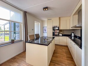 Fridge, microwave, oven, stovetop - A villa located near the beach with a sauna (Colijnsplaat)