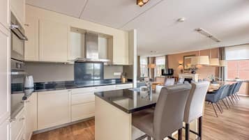 Jääkaappi, mikroaaltouuni, uuni, liesi