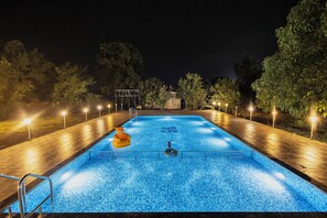 Una piscina al aire libre