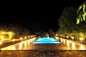 Una piscina al aire libre