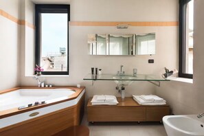 Shower, jetted bath, hair dryer, towels - Elegant Penthouse with Breathtaking Views of Castel Sant’Angelo (Roma)
