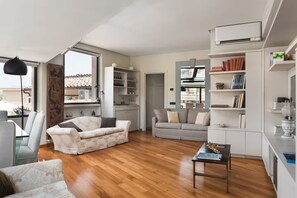 Fernseher, Bücher, Stereoanlage