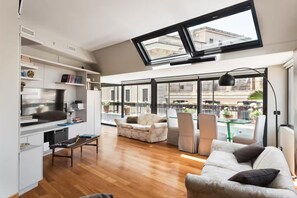 Fernseher, Bücher, Stereoanlage