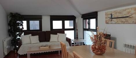 패밀리 아파트, 산 전망 | 거실 공간