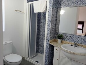 Family Apartment, Mountain View | Bathroom | Soap, toilet paper - Zabala Martinez AT La Piedra (Nájera)
