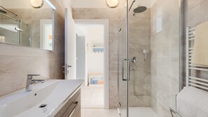 Douche, séchoir à cheveux, serviettes fournies