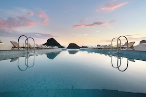 Una piscina techada, una piscina al aire libre