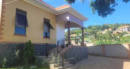 Skandinavisch-Nordisches Haus in Entebbe