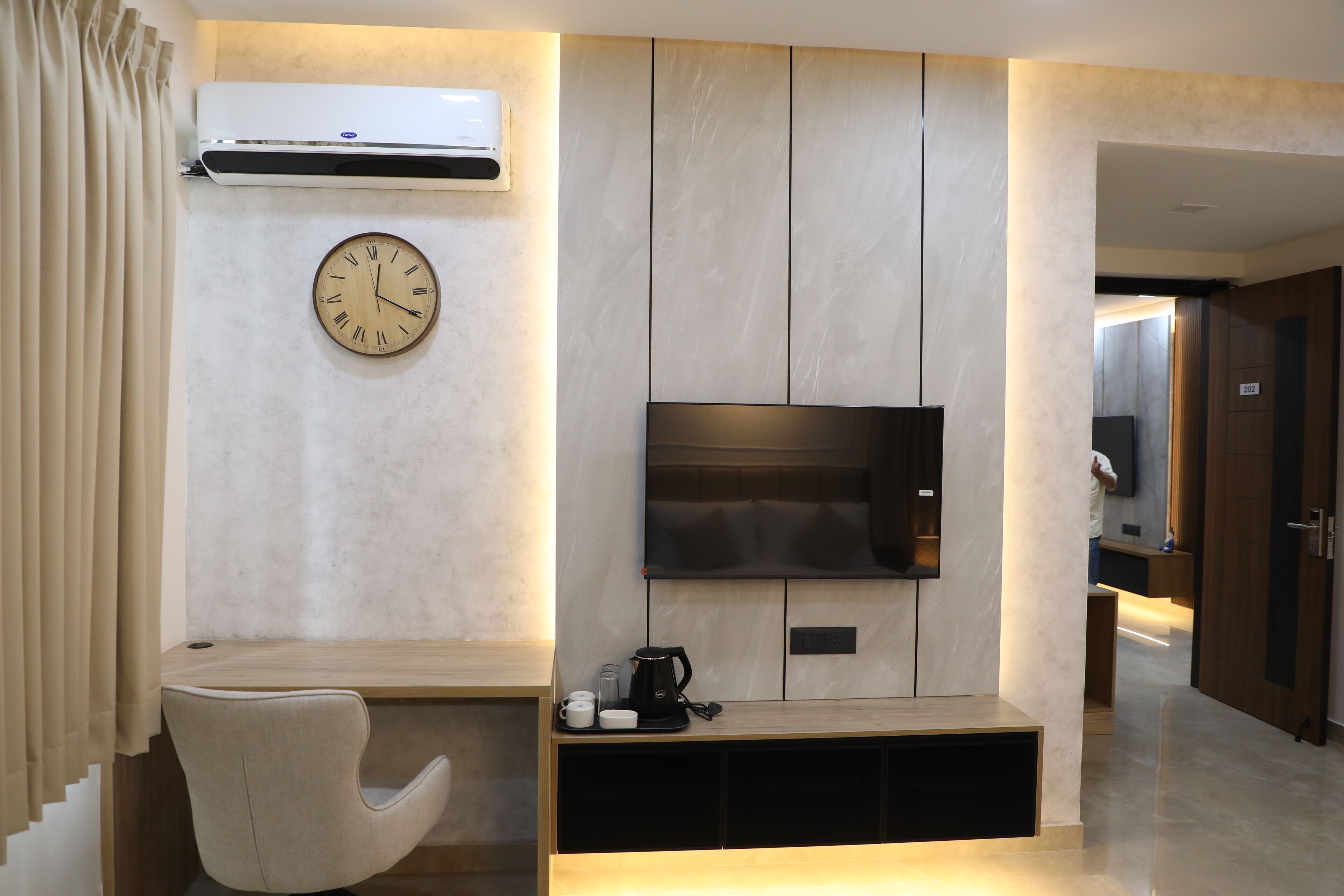 Escritorio, espacio para trabajar con laptop y wifi gratis 