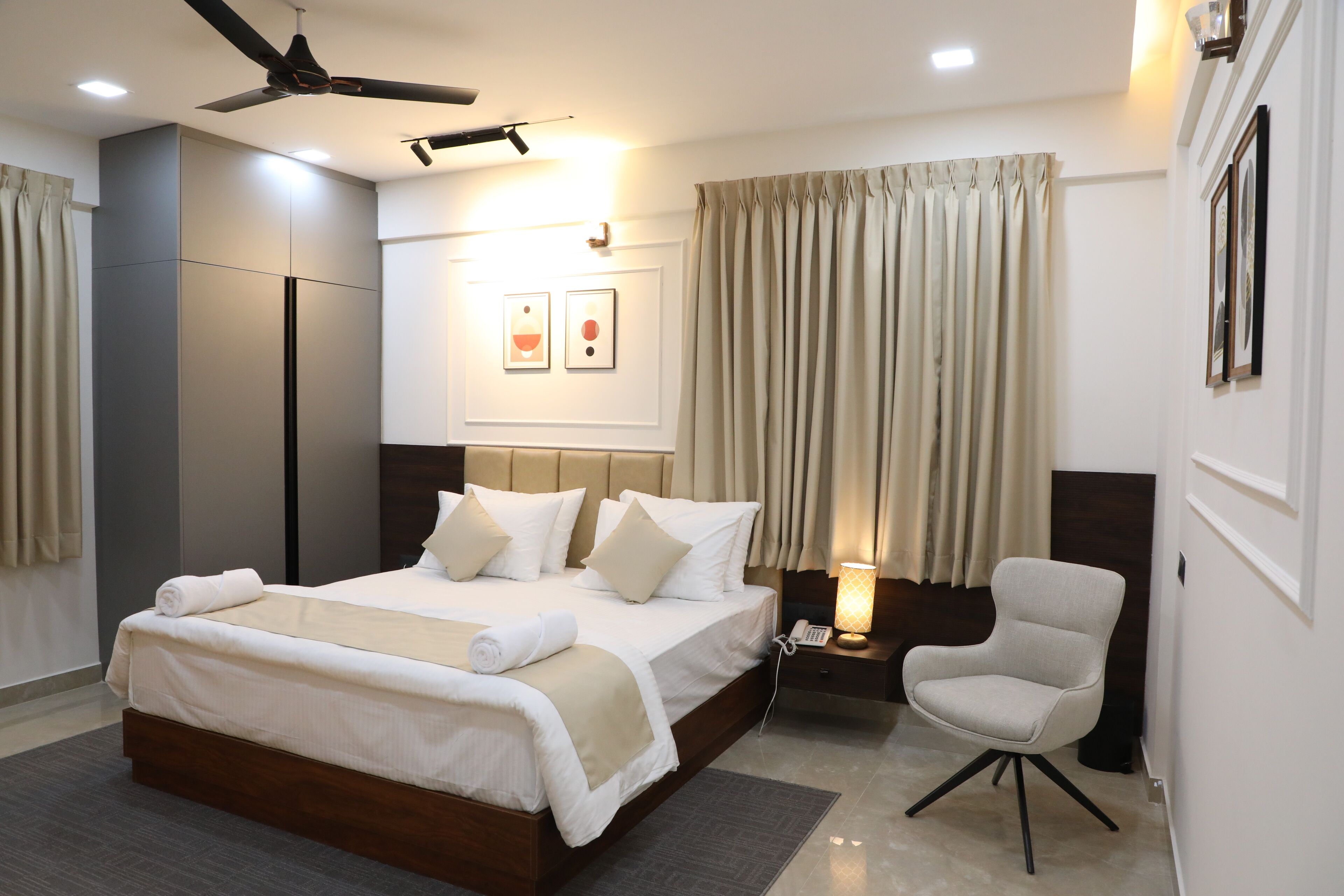 Työpöytä, kannettavalle tietokoneelle sopiva työtila, ilmainen Wi-Fi