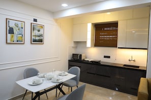 Geladeira grande, micro-ondas, cooktop