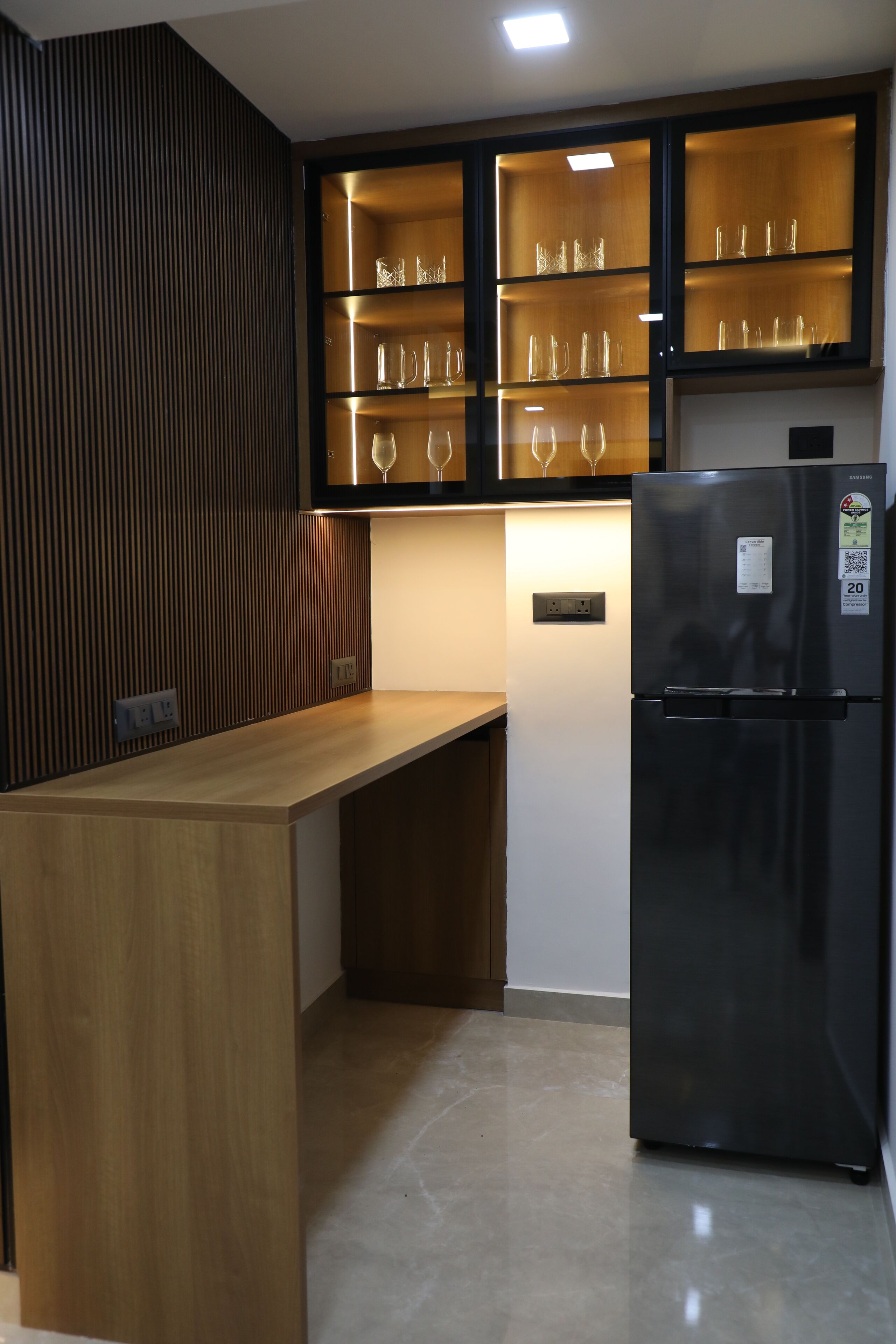 Täysikokoinen jääkaappi, mikroaaltouuni, liesi