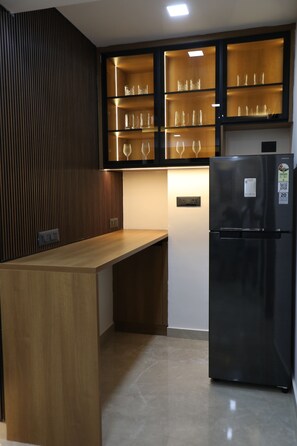 Geladeira grande, micro-ondas, cooktop