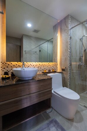 Douche, sèche-cheveux, serviettes fournies, savon