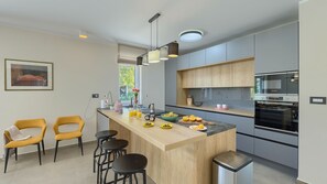 Kühlschrank, Mikrowelle, Ofen, Geschirrspüler