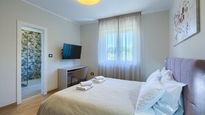 Bügeleisen/Bügelbrett, kostenloses WLAN, Bettwäsche
