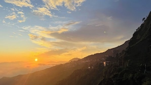 Paisaje montañoso con atardecer.