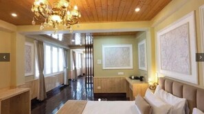 Habitación junior, balcón, vista a la montaña | Escritorio, insonorización y wifi gratis