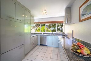 Réfrigérateur, micro-ondes, plaque de cuisson, lave-vaisselle