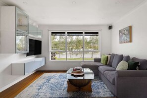 TV - Relaxed Bayside Stay with Outdoor Space (Mordialloc)