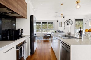 Fridge, microwave, oven, stovetop - Relaxed Bayside Stay with Outdoor Space (Mordialloc)