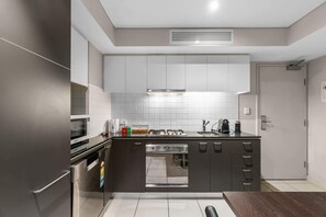 Een koelkast, een magnetron, een oven, een kookplaat